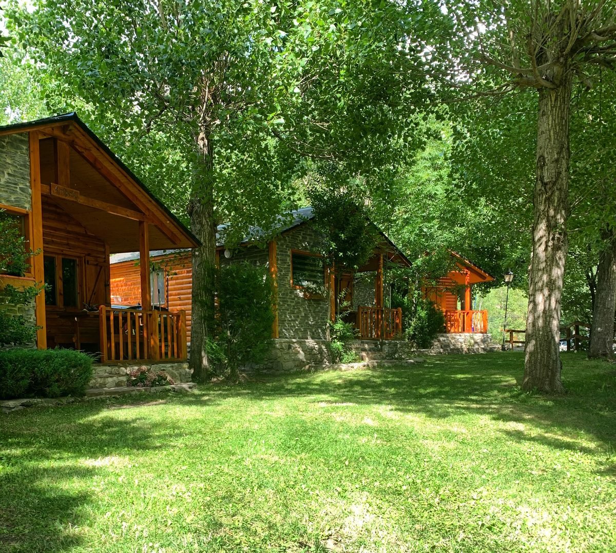 Bungalows de madera entre el bosque del Camping Aneto